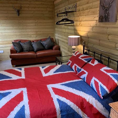 Bedrock Lodge Winterbourne Extérieur photo