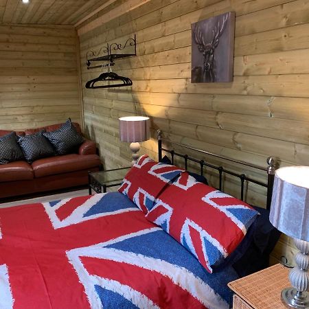 Bedrock Lodge Winterbourne Extérieur photo