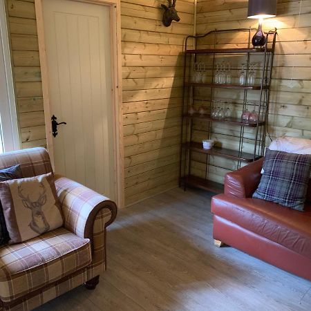 Bedrock Lodge Winterbourne Extérieur photo