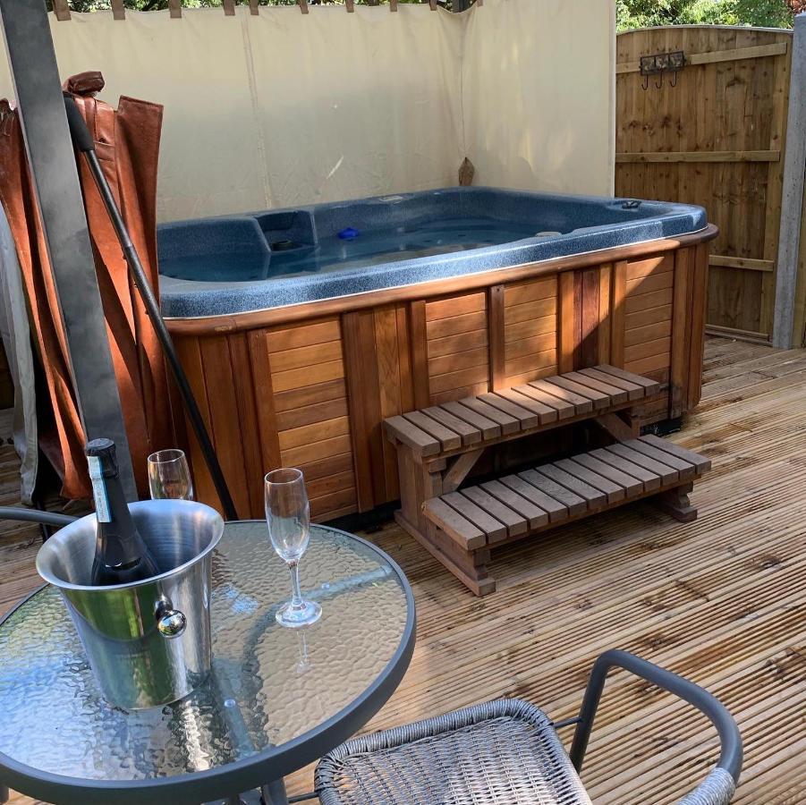 Bedrock Lodge Winterbourne Extérieur photo