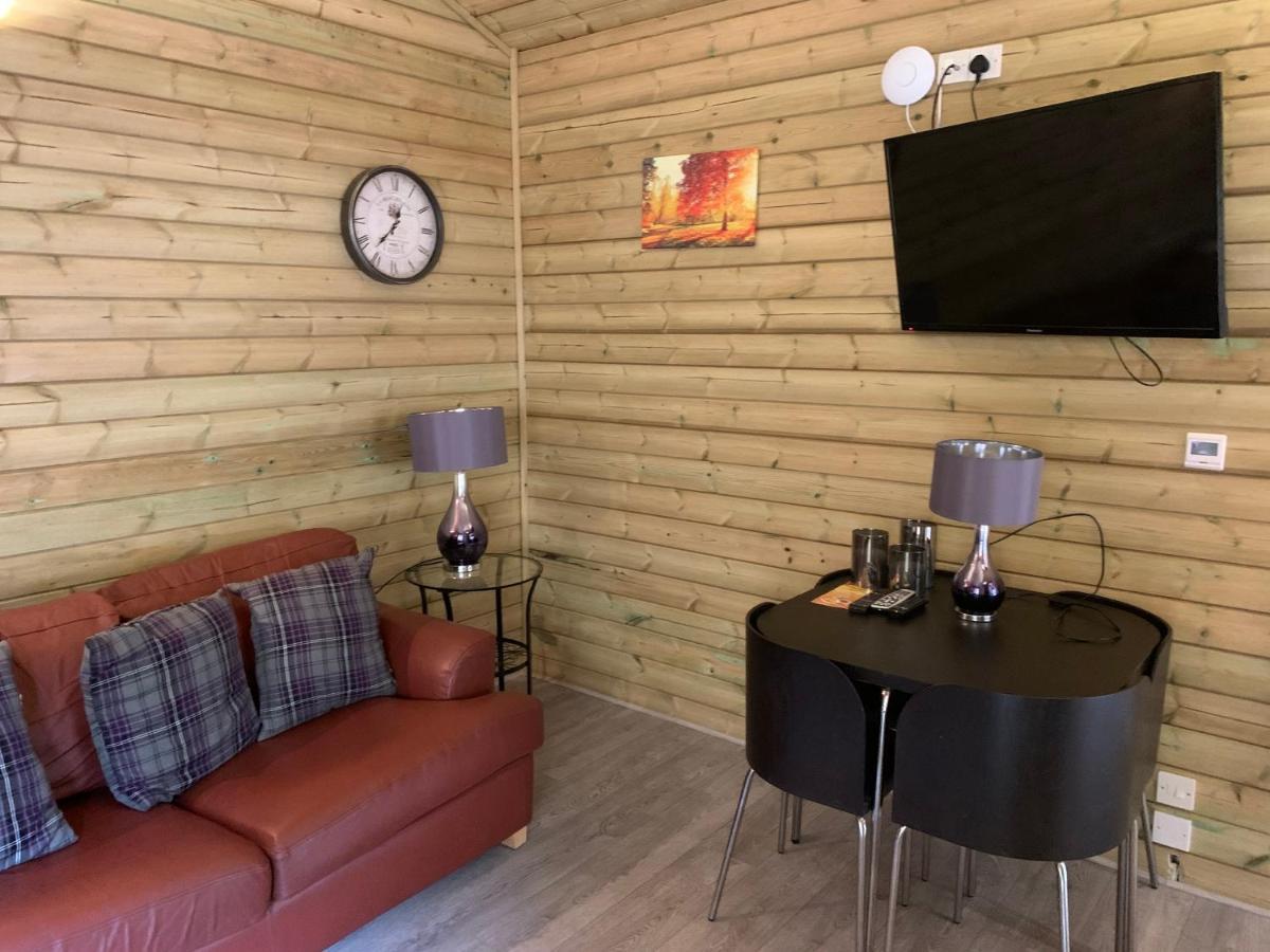 Bedrock Lodge Winterbourne Extérieur photo