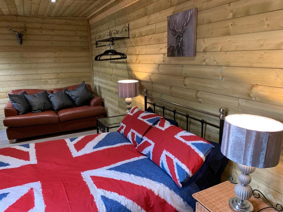 Bedrock Lodge Winterbourne Extérieur photo