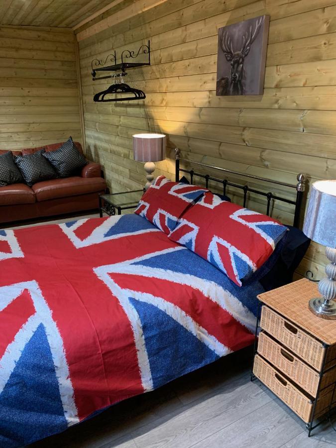 Bedrock Lodge Winterbourne Extérieur photo