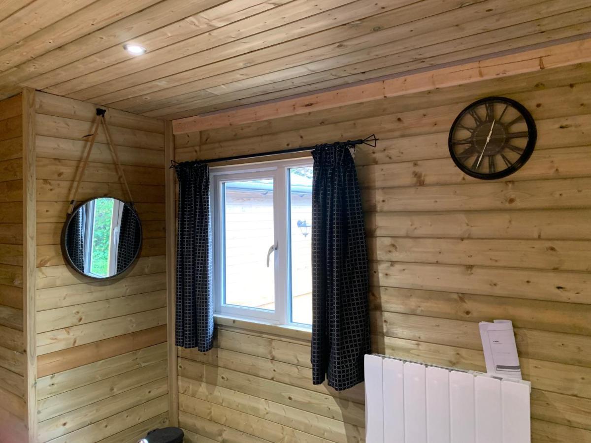Bedrock Lodge Winterbourne Extérieur photo