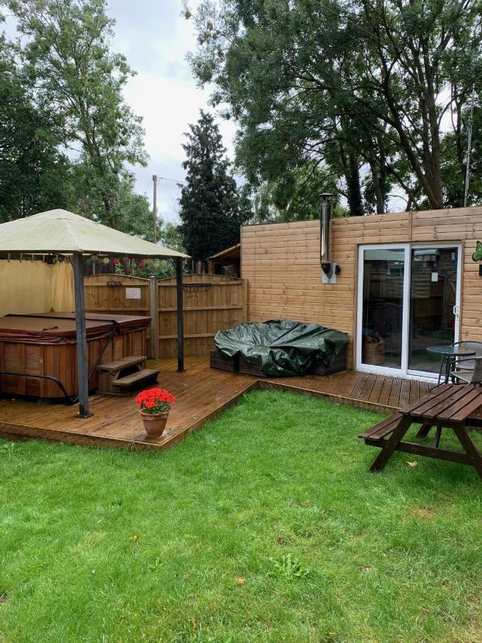 Bedrock Lodge Winterbourne Extérieur photo