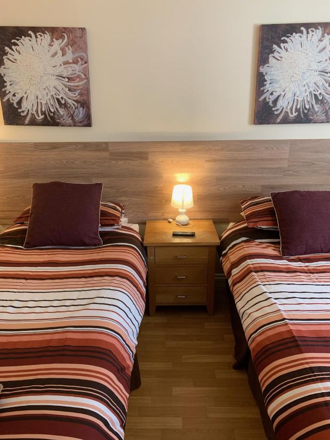 Bedrock Lodge Winterbourne Extérieur photo