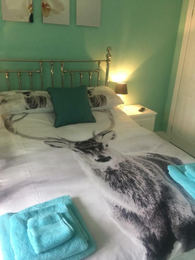 Bedrock Lodge Winterbourne Extérieur photo